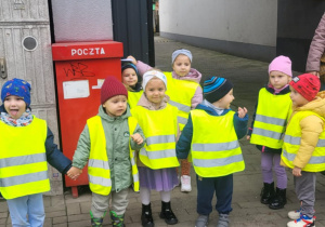 dzieci stoją przed skrzynką na listy