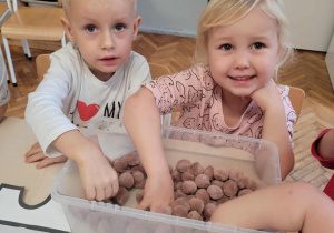 Dzieci dotykają miękkich puszków