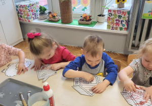 Dzieci malują domki górlaskie