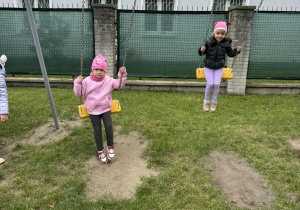 Dzieci bujają się na huśtawce