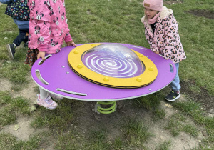 Dzieci przy grze UFO