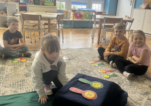 Dziewczynka wyciąga znaczek z magicznego pudełka