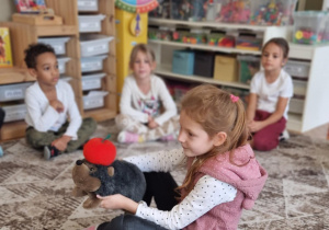 Dziewczynka z maskotką jeża