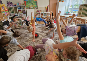 Dzieci ćwiczą z jeżem