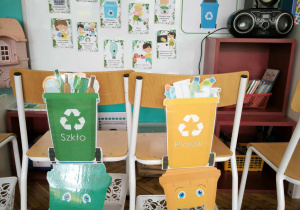 na krzesłąch umieszczone są papierowe kosze na śmieci w odpowiednich kolorach do recyclingu