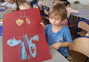 Chłopiec pokazuje stracha na wróble