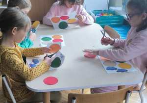 Dziewczynka wycina pomarańczowe koło