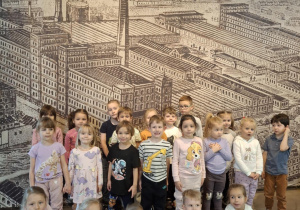 Dzieci na tle starodawnej makiety miasta Łodzi