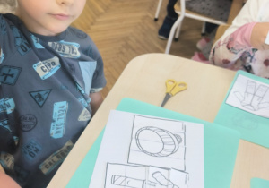 Chłopiec złożył puzzle