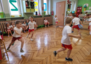 Dzieci bawią się w berka