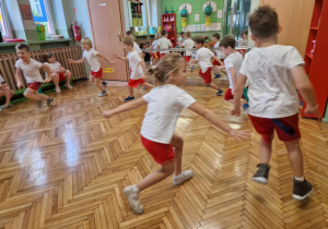 Dziewczynka łapie kolegę w zabawie w berka