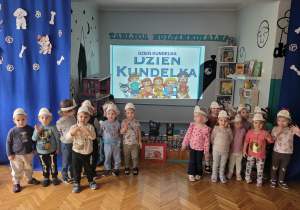 dzieci z grupy pierwszej pozują do zdjęcia