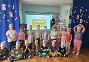 dzieci z grupy czwartej pozują do zdjęcia