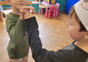 dwoje dzieci tańczy