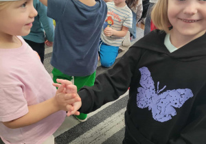 dwoje dzieci tańczy