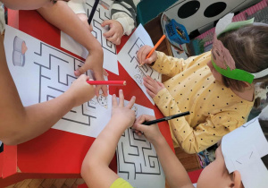 dzieci wykonują zadanie przy stoliku