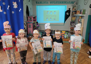 dzieci stoją z upominkami