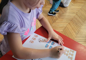 dziecko wykonuje zadanie