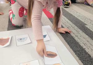 Dziewczynka przyporządkowuje ptaka do gniazda