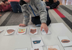 Chłopiec przyporządkowuje harcerza do namiotu