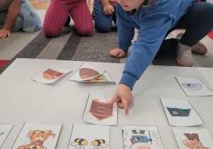 Dziewczynka przyporządkowuje osy do ula