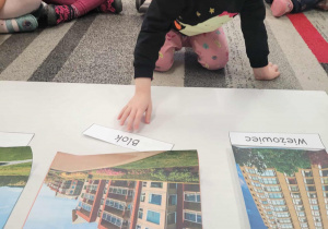 Dziewczynka przykłada napis blok