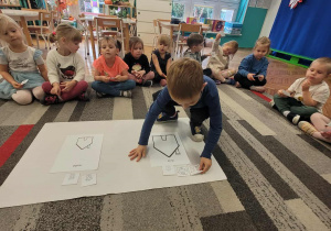 Chłopiec odklada duży domek