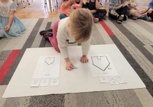 Dziewczynka odkłada mały domek