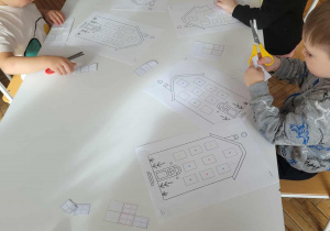 Dzieci wycinają nożyczkami