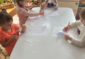 Dzieci ćwiczą wycinanie nożyczkami