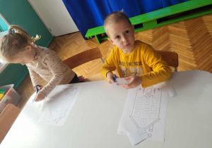 Dzieci wycinają kolorowe okienka