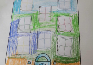 Karta pracy z naklejonymi kolorowymi oknami oraz pokolorowany domek