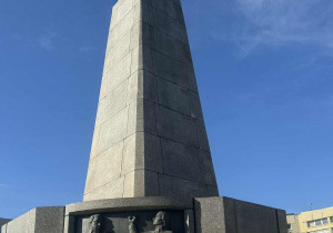 Dzieci pod pomnikiem Tadeusza Kościuszki