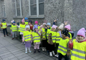 Dzieci oglądają szkiełka