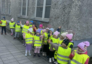 Dzieci pod ścianą ze srebrzystych szkiełek