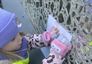 Dziewczynka kalkuje szkiełka