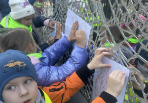 Dzieci próbują odbić róże ze szkiełek na kartkę