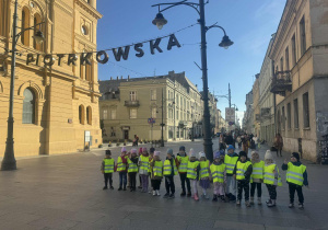 Dzieci pod napisem Piotrkowska