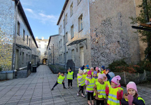 Dzieci na Pasażu Róży na tle mieniących się szkiełek