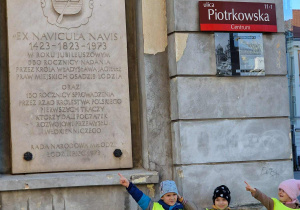 Dzieci pod tablicą nadającą prawa miastu Łodzi