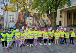 Dzieci stoją pod muralem