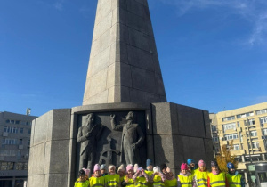 Dzieci pod pomnikiem Tadeusza Kościuszki