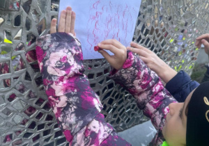 Dziewczynka robi frotaż odbijając róże z kawałków szkła