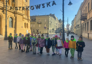 Dzieci pod napisem Piotrkowska