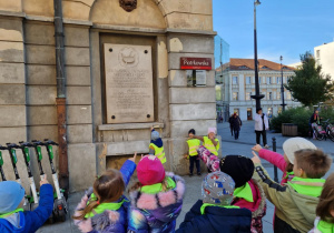 Dzieci pod tablicą upamiętniającą nadanie praw miastu Łodzi