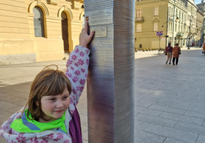 Dziewczynka pokazuje herb Łodzi