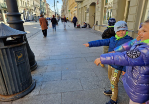 Dzieci wskazują kosz z herbem Łodzi