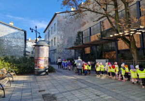 Dzieci idą do Pasażu Róży