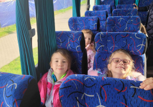 Dziewczynki siedzą w autokarze