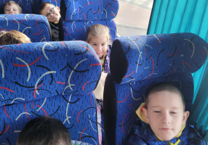 Chłopcy siedzą w autokarze